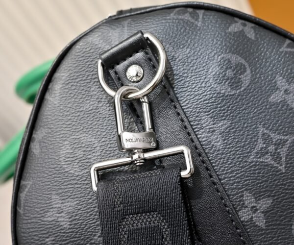 This M26434 M41416 Keepall Bandouliere 45 travel bag is made of Monogram Eclipse canvas. Dimensions: 45 x 27 x 20 cm.