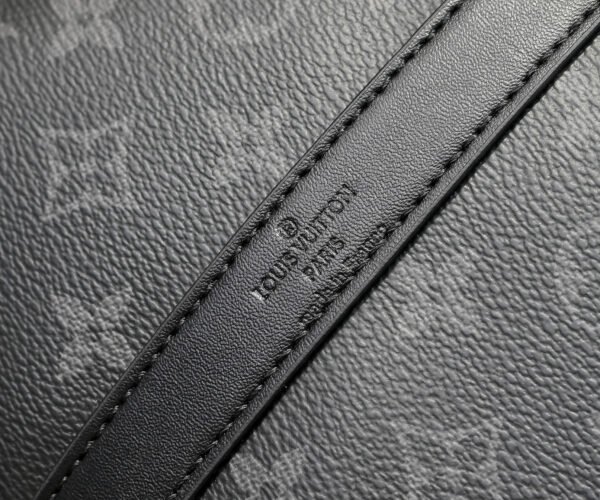 This M26434 M41416 Keepall Bandouliere 45 travel bag is made of Monogram Eclipse canvas. Dimensions: 45 x 27 x 20 cm.