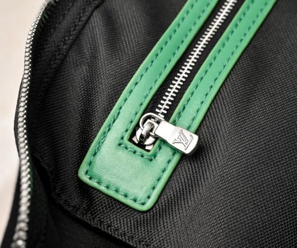 This M26434 M41416 Keepall Bandouliere 45 travel bag is made of Monogram Eclipse canvas. Dimensions: 45 x 27 x 20 cm.