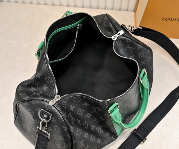 This M26434 M41416 Keepall Bandouliere 45 travel bag is made of Monogram Eclipse canvas. Dimensions: 45 x 27 x 20 cm.