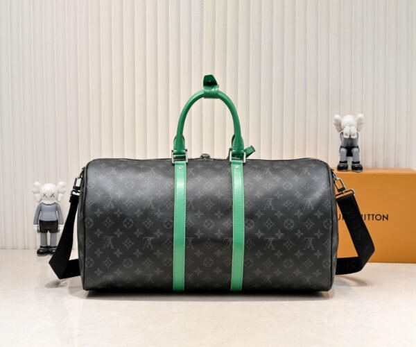 M26434 M41416 This model Keepall Bandouliere 50 travel bag is made of Monogram Eclipse canvas. Dimensions: 50x29x23cm