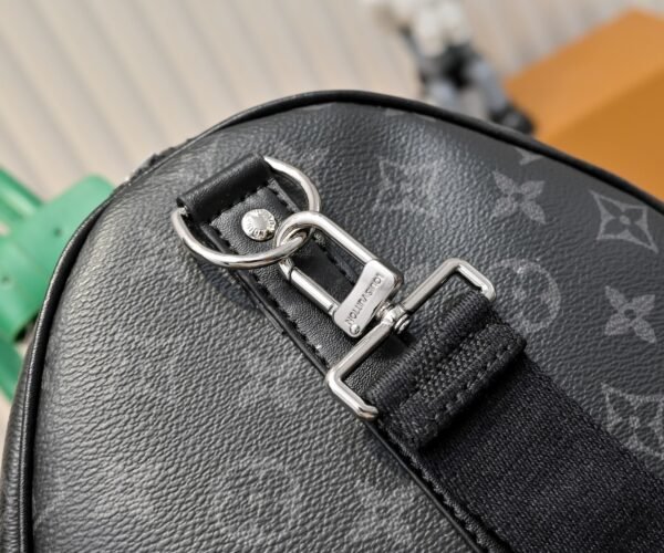 M26434 M41416 This model Keepall Bandouliere 50 travel bag is made of Monogram Eclipse canvas. Dimensions: 50x29x23cm