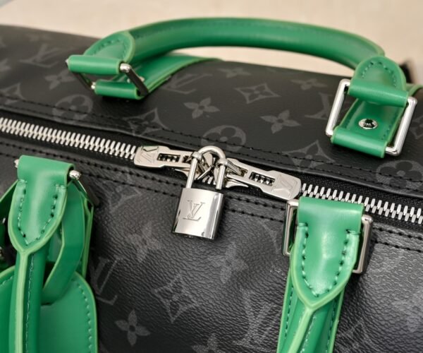 M26434 M41416 This model Keepall Bandouliere 50 travel bag is made of Monogram Eclipse canvas. Dimensions: 50x29x23cm