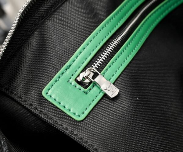 M26434 M41416 This model Keepall Bandouliere 50 travel bag is made of Monogram Eclipse canvas. Dimensions: 50x29x23cm