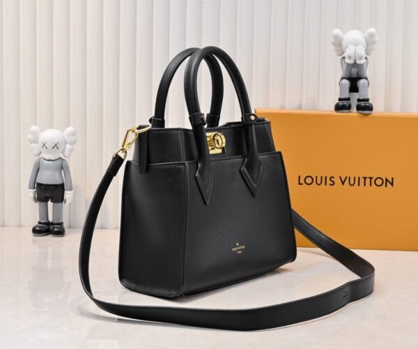 M21546 black perforated 53824 53826 This model "On My Side" small handbag is made of cowhide leather. Dimensions: 25.0 x 20.0 x 12.0 cm (length x height x width)