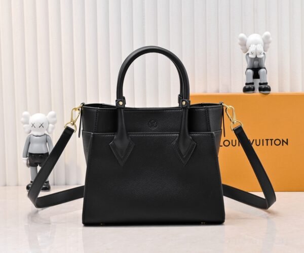 M21546 black perforated 53824 53826 This model "On My Side" small handbag is made of cowhide leather. Dimensions: 25.0 x 20.0 x 12.0 cm (length x height x width)