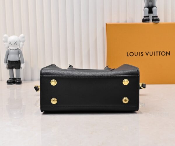 M21546 black perforated 53824 53826 This model "On My Side" small handbag is made of cowhide leather. Dimensions: 25.0 x 20.0 x 12.0 cm (length x height x width)