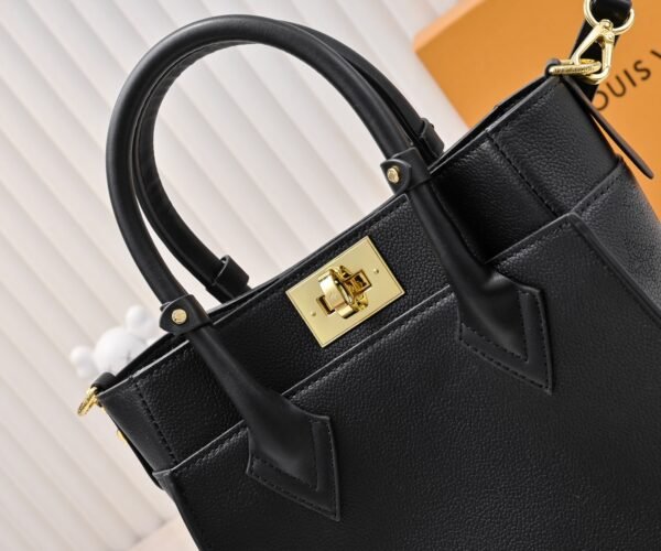 M21546 black perforated 53824 53826 This model "On My Side" small handbag is made of cowhide leather. Dimensions: 25.0 x 20.0 x 12.0 cm (length x height x width)