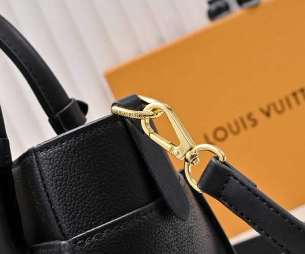 M21546 black perforated 53824 53826 This model "On My Side" small handbag is made of cowhide leather. Dimensions: 25.0 x 20.0 x 12.0 cm (length x height x width)