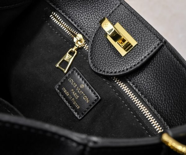 M21546 black perforated 53824 53826 This model "On My Side" small handbag is made of cowhide leather. Dimensions: 25.0 x 20.0 x 12.0 cm (length x height x width)