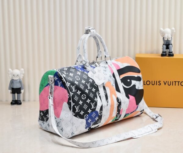 This Keepall Bandoulière 45 travel bag combines Monogram coated canvas and cowhide leather, injecting trendy style into the LV Portrait collection. Dimensions: 45x27x20 cm (length x height x width)