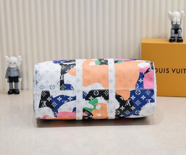 This Keepall Bandoulière 45 travel bag combines Monogram coated canvas and cowhide leather, injecting trendy style into the LV Portrait collection. Dimensions: 45x27x20 cm (length x height x width)