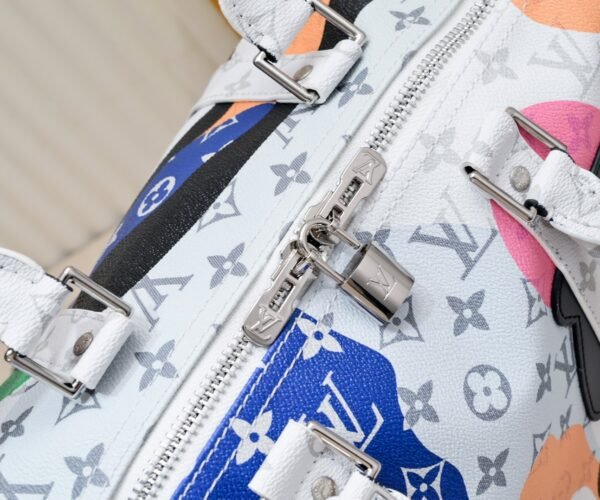 This Keepall Bandoulière 45 travel bag combines Monogram coated canvas and cowhide leather, injecting trendy style into the LV Portrait collection. Dimensions: 45x27x20 cm (length x height x width)