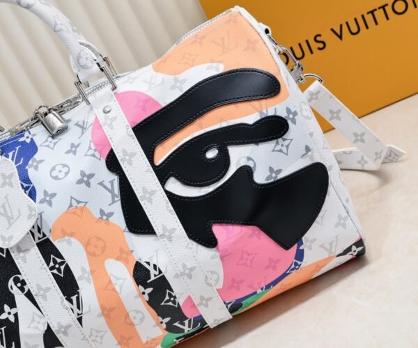 This Keepall Bandoulière 45 travel bag combines Monogram coated canvas and cowhide leather, injecting trendy style into the LV Portrait collection. Dimensions: 45x27x20 cm (length x height x width)