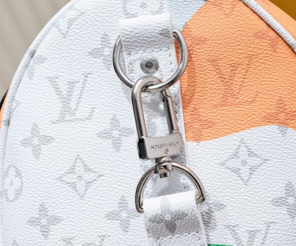 This Keepall Bandoulière 45 travel bag combines Monogram coated canvas and cowhide leather, injecting trendy style into the LV Portrait collection. Dimensions: 45x27x20 cm (length x height x width)