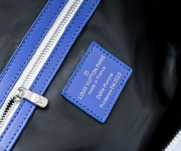 This Keepall Bandoulière 45 travel bag combines Monogram coated canvas and cowhide leather, injecting trendy style into the LV Portrait collection. Dimensions: 45x27x20 cm (length x height x width)