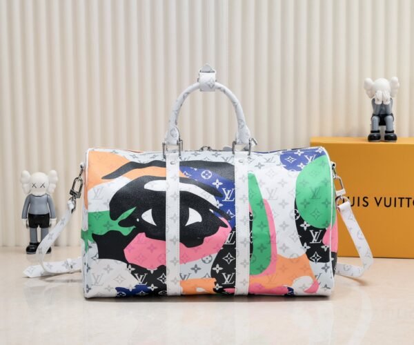 This Keepall Bandoulière 45 travel bag combines Monogram coated canvas and cowhide leather, injecting trendy style into the LV Portrait collection. Dimensions: 45x27x20 cm (length x height x width)